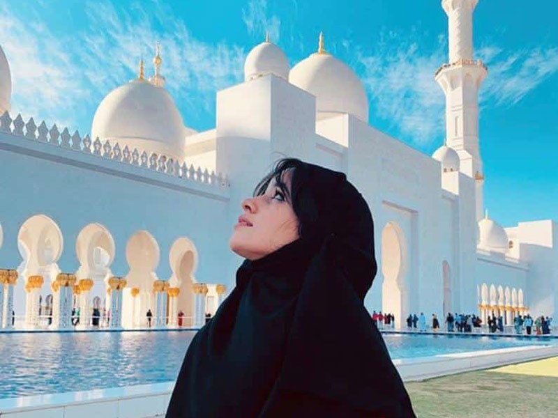 اضغط لمشاهدة الفيديو: كاميلا كابيلو مرتديةً الحجاب في جامع الشيخ زايد